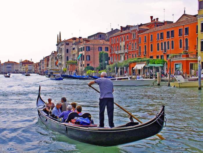 Gondola Ride in Venice – Is it Really Worth it? - World of Lina