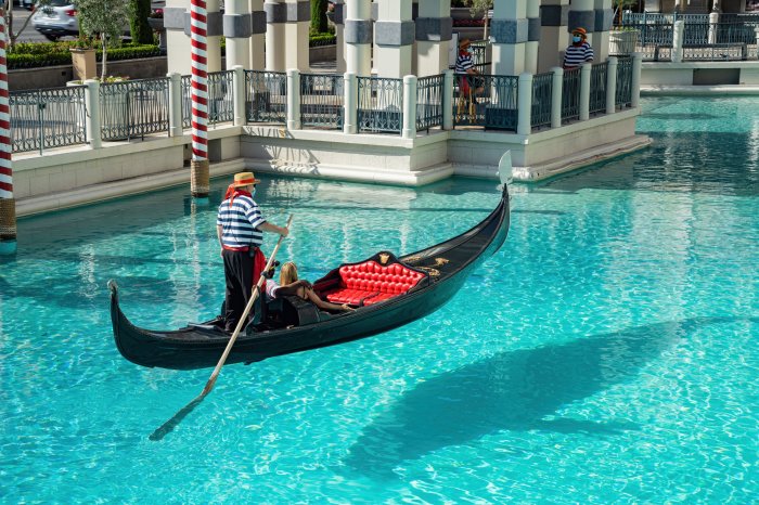 How Much a Venetian Gondola Ride Costs, and Tips and Tricks