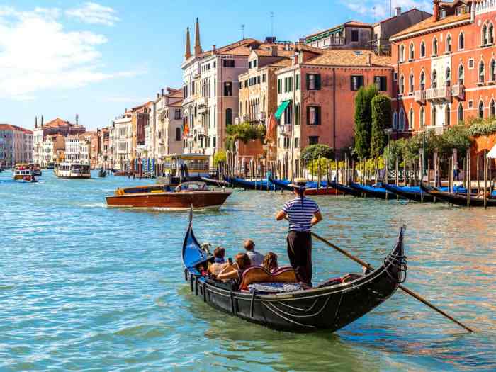Gondola Ride - Venice Tour - Venice sightseeing - Go Italy Tours